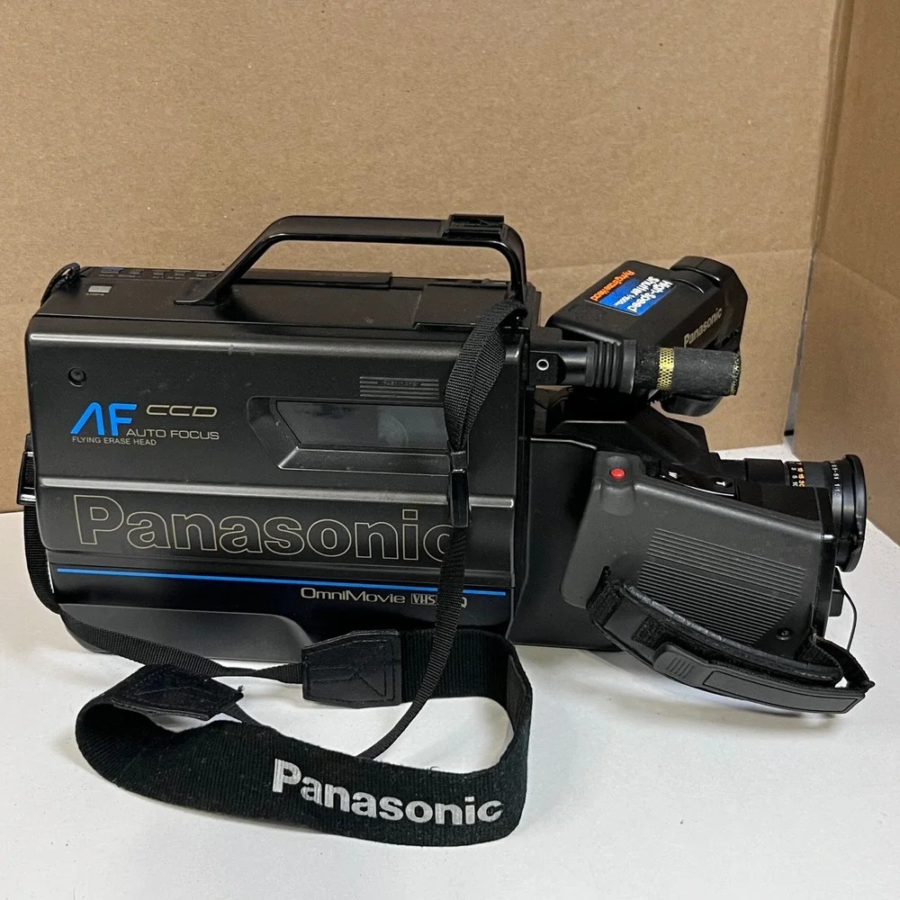 UNTESTED Panasonic OmniMovie VHS HQ Camcorder‎ PV-320 VTG Video Camera with Case
